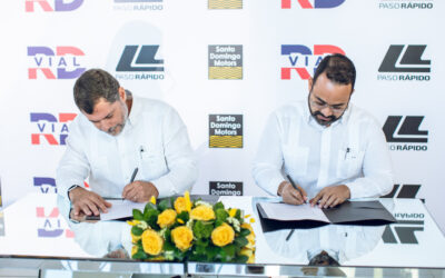 Firman el acuerdo, el presidente de Santo Domingo Motors, Aníbal Rodríguez y el director general de Fideicomiso RD Vial, Efraín Hirujo.
