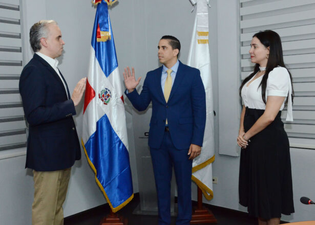 El ministro de Trabajo y presidente del CNSS, Luis Miguel De Camps juramenta al nuevo gerente general del CNSS, Edward Guzmán y la subgerente general del CNSS, Marilyn Rodríguez.