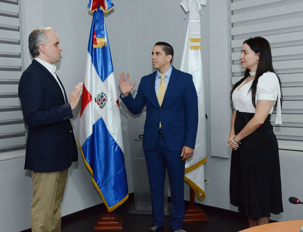 El ministro de Trabajo y presidente del CNSS, Luis Miguel De Camps juramenta al nuevo gerente general del CNSS, Edward Guzmán y la subgerente general del CNSS, Marilyn Rodríguez.