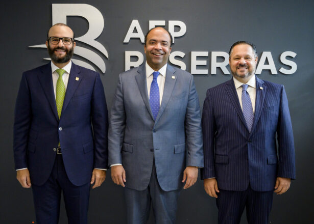 Francisco Elías, subadministrador de Negocios de Banreservas; Samuel Pereyra, administrador general del Banco, y Henry Fuentes, vicepresidente ejecutivo de AFP Reservas.