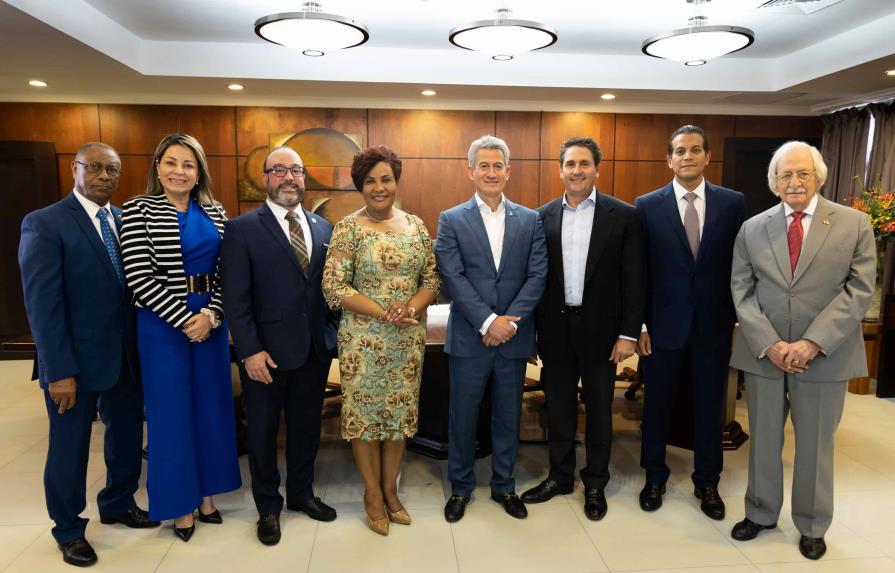 El presidente de Cadoar, James García Torres, y la titular de la Superintendencia de Seguros, Josefa Castillo, junto a directivos de la entidad empresarial y del organismo oficial.